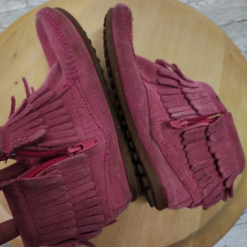 Girls Minnetonka Fringe Boots Pink Suede Youth Size 2 Double Fringe‎ Ankle